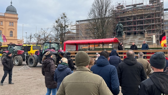 Auf dem Alten Garten in Schwerin stehen Landwirte mit Treckern bei einer Demonstration. © NDR Foto: Celine Schmock