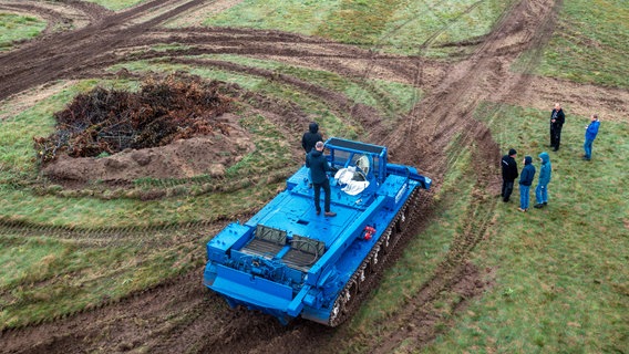 Mit einem Bergepanzer T55 aus russischer Produktion wird am Stadtrand durch ein Privatunternehmen für Waldbrand- und Katastropheneinsätze eine Natur-Ausgleichsflächen für die Ansiedlung von Reptilien vorbereitet. © Jens Büttner/dpa +++ dpa-Bildfunk +++ Foto: Jens Büttner/dpa +++ dpa-Bildfunk +++