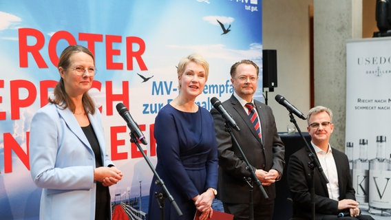 Ministerin Bettina Martin, Ministerpräsidentin Manuela Schwesig, Direktor des NDR-Landesfunkhauses MV Joachim Böskens und Prof. Olaf Jacobs, Geschäftsführer der MV Filmförderung. © Konstantin Börner Foto: WKM MV