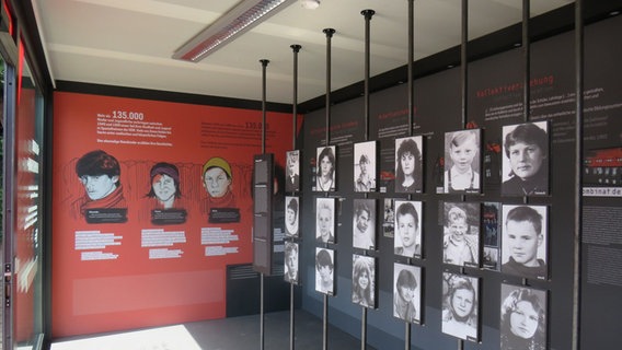 Die Ausstellung "Blackbox Heimerziehung" in Schwerin. © NDR 