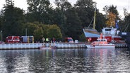 Das Hafenbecken in Ueckermünde wird vom Wasser aus abgesucht. © Polizeiinspektion Anklam Foto: Christopher Niemann/Polizeiinspektion Anklam