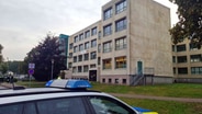 Ein Polizeiauto steht vor dem Schulgebäude der Peter Joseph Lenné Schule in Ludwigslust. © NDR MV Foto: Ralf Drefin