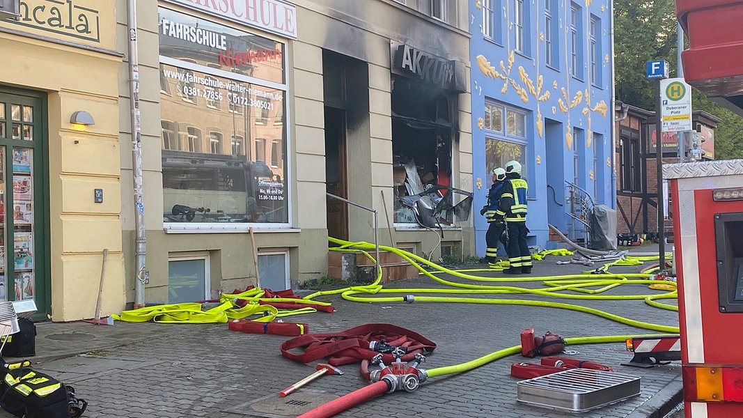 Gefahr Für Rettungskräfte: Akku-Fachgeschäft In Rostock Brennt Aus ...