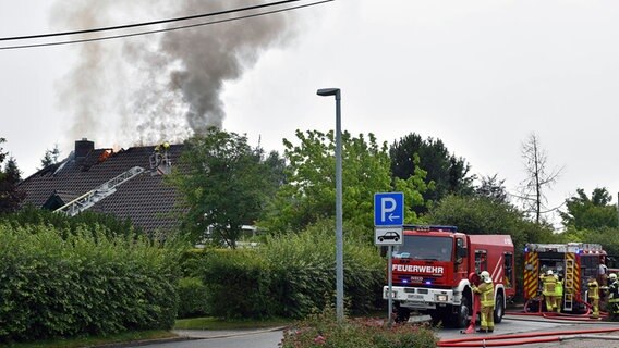 Feuerwehrleute löschen einen Dachstuhlbrand in Ducherow bei Anklam. © Christopher Niemann Foto: Christopher Niemann