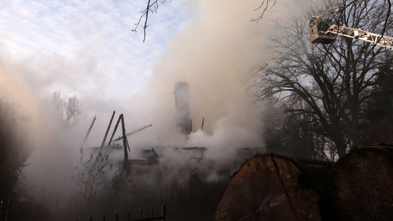 Die Feuerwehr löscht das brennende Reetdachhaus. © NDR Foto: Andreas Dziedo