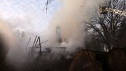Die Feuerwehr löscht das brennende Reetdachhaus. © NDR Foto: Andreas Dziedo