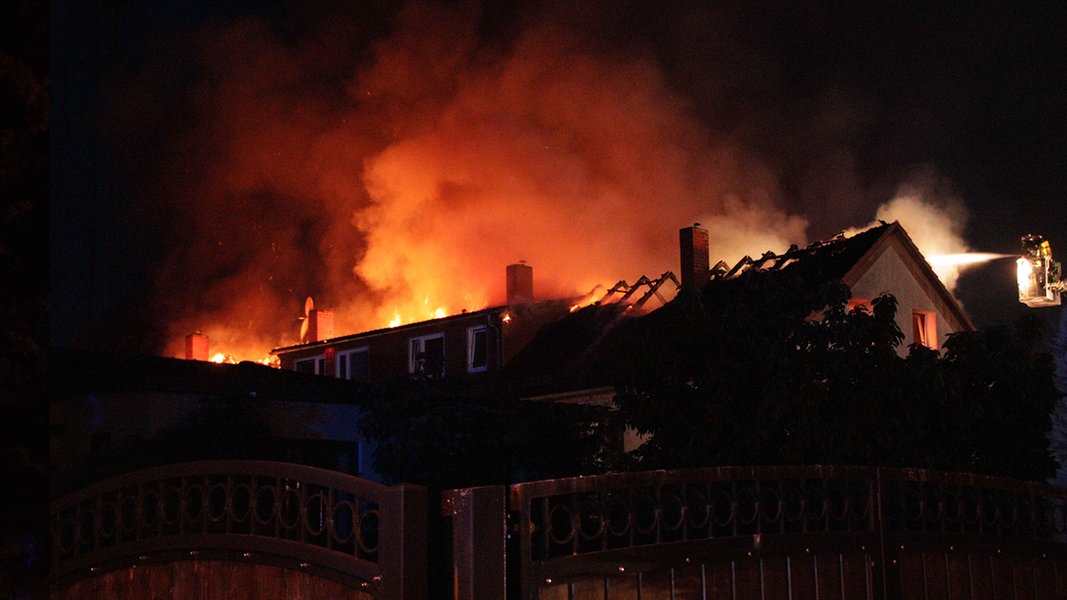 Großbrand zerstört Dachstuhl von Mehrfamilienhaus - besonders schwere Brandtsiftung vermutet