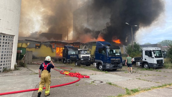 Eine Lagerhalle in Schwerin-Wüstmark brennt. © NDR 