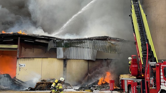 Die Feuerwehr löscht einen Brand in einer Lagerhalle in Schwerin. © NDR 