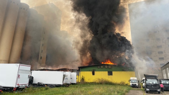 Eine brennende Lagerhalle in Schwerin-Wüstmark. © NDR 