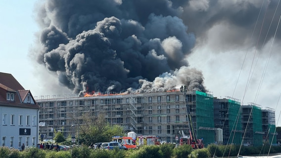 Auf einer Baustelle in Greifswald ist ein großes Feuer ausgebrochen. Die Rauchwolke ist weithin zu sehen. © NDR MV Foto: NDR MV/ Martin Hauffe