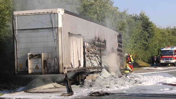 Der Lkw brennt auf der A19 bei Güstrow © Stefan Tretropp Foto: Stefan Tretropp