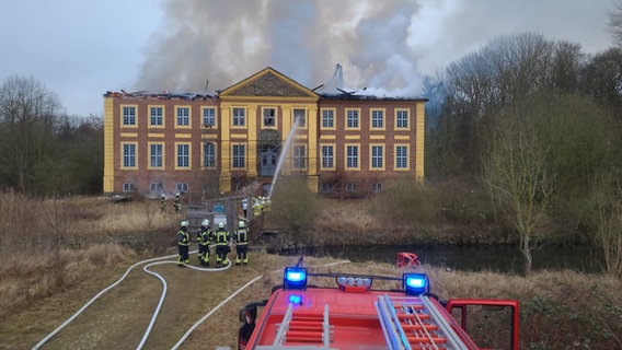 Feuerwehrleute löschen einen Brand - Schloss Johannstorf bei Dassow ist abgebrannt © Feuerwehr Dassow 