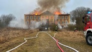 Feuerwehrleute löschen einen Brand - Schloss Johannstorf bei Dassow ist abgebrannt © Feuerwehr Dassow 