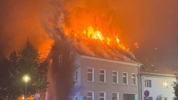 Der Dachstuhl eines Hauses brennt bei Nacht. © Freiwillige Feuerwehr Stavenhagen Foto: Freiwillige Feuerwehr Stavenhagen