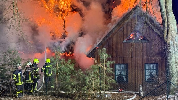 Ein reetgedecktes Haus wird von der Feuerwehr gelöscht. (Quelle: Wir sind Müritzer) © Wir sind Müritzer 