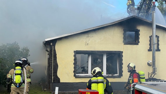 Feuerwehrleute löschen einen Hausbrand in Pinnow bei Schwerin © Christoph Kümmritz Foto: Christoph Kümmritz