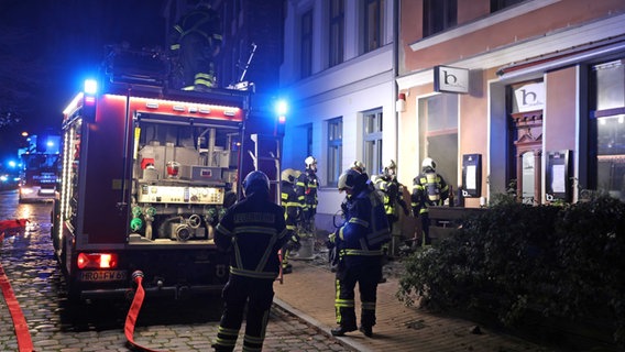 Die Feuerwehr im Nachteinsatz vor der Bar "B Sieben" in Rostock © Stefan Tretropp Foto: Stefan Tretropp