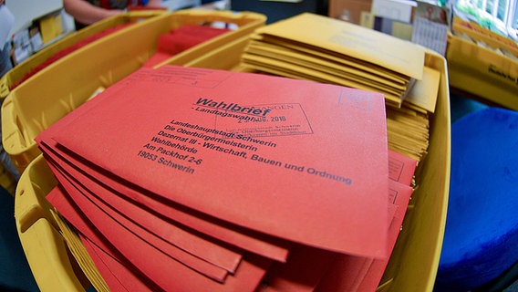 Ballot letters in a yellow box.  © dpa-Bildfunk Photo: Axel Heimken