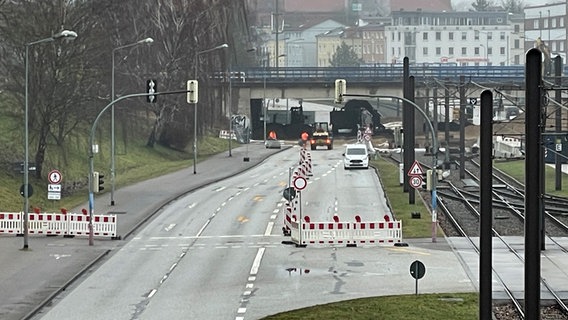 Blick auf die abgesperrte Baustelle unter der Eisenbahnbrücke am Goetheplatz in Rostock. © NDR Foto: Juliane Schultz