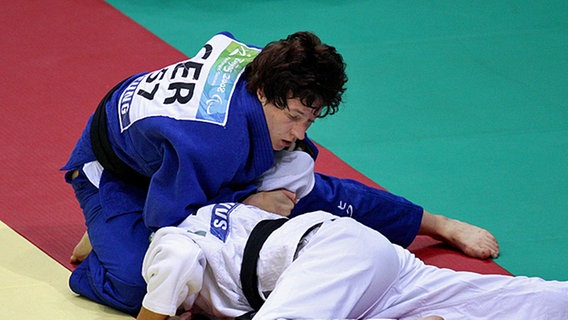 Die sehbehinderte deutsche Judoka Ramona Brussig kämpft bei den Paralympics in Peking. © dpa Foto: Rolf Vennenbernd