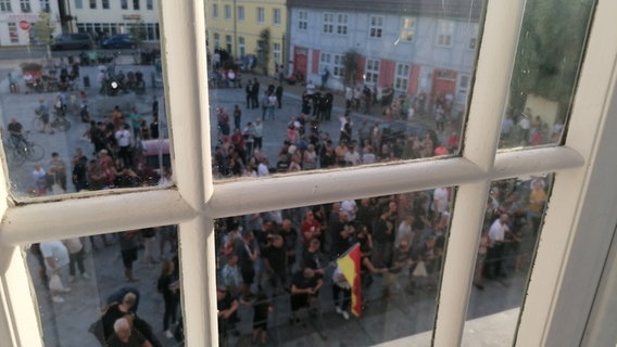 Vor dem Rathaus von Bützow haben sich Menschen versammelt. © ndr Foto: Bernd Kalau