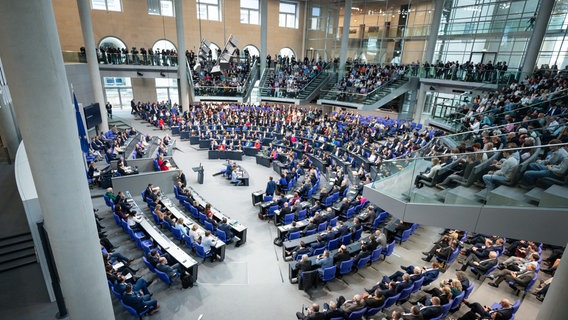 Volles Plenum zur Regierungserklärung von Bundeskanzler Olaf Scholz bei 199. Sitzung des Deutschen Bundestag in Berlin © picture alliance / Flashpic Foto: Jens Krick