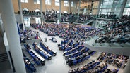 Volles Plenum zur Regierungserklärung von Bundeskanzler Olaf Scholz bei 199. Sitzung des Deutschen Bundestag in Berlin © picture alliance / Flashpic Foto: Jens Krick