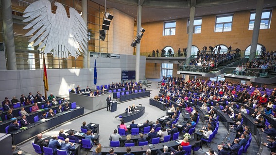 Der Plenarsaal des Deutschen Bundestags. © dpa Foto: Michael Kappeler