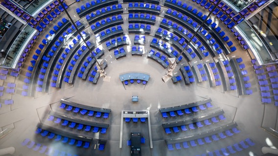 Bundestagswahl 2025: Blick von in den Plenarsaal im Bundestag, auf die leeren blauen Stühle für die Abgeordneten. © dpa Bildfunk Foto: Michael Kappeler