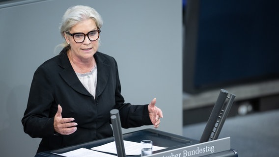 Simone Borchardt (CDU) steht am Rednerpult des Bundestages. Sie gehört dem Parlament seit 2021 an. © pricture alliance/dpa Foto: Hannes P. Albert/dpa/picture alliance