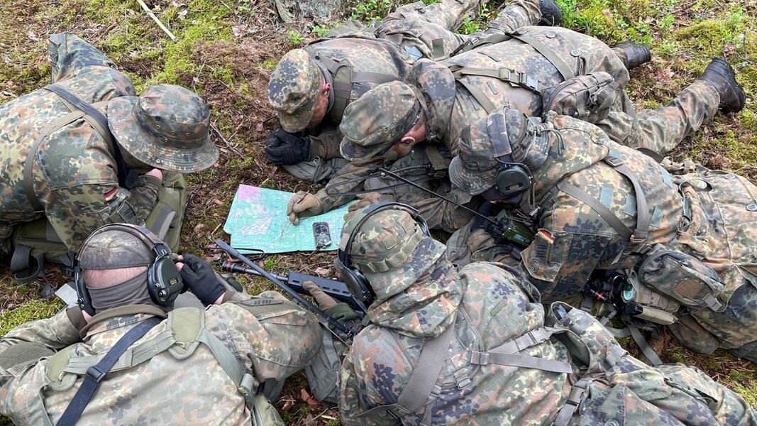 Ministerpräsidentin Schwesig Besucht Bundeswehr-Soldaten In Litauen ...