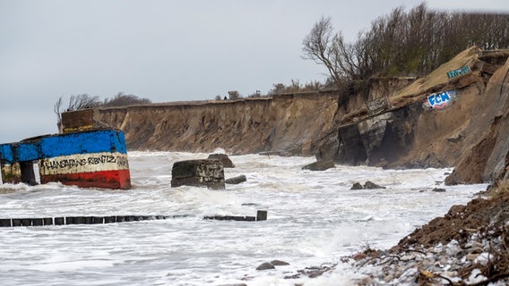 Eine Bunkeranlage an der Ostseeküste bei Ahrenshoop ist erdrutschartig abgestürzt und hat tiefe Risse im Boden hinterlassen. © dpa Foto: Stefan Sauer