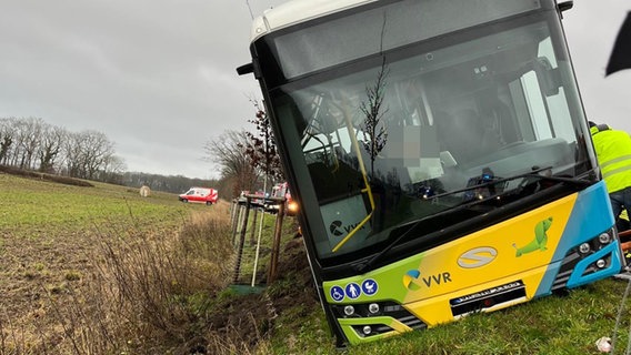 Ein Bus steht nach einem Unfall leicht gekippt auf dem Seitenstreifen einer Landstrasse. © privat Foto: privat