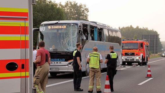 Ein Bus ist auf der A24 mit einer Mittelschutzplanke kollidiert. © Ralf Drefin Foto: Ralf Drefin