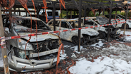 Drei ausgebrannte Autos stehen unter einem Carport © NDR Foto: Loose Christpoh