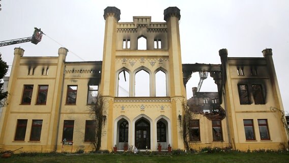 Das Gutshaus Charlottenthal nach dem Brand. © dpa - Zentralbild Foto: Stefan Wüstneck