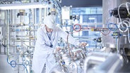 Ein Arbeiter hantiert in einer Produktionsanlage eines Chemie-Unternehmens. © Imago Images Foto: Imago Images