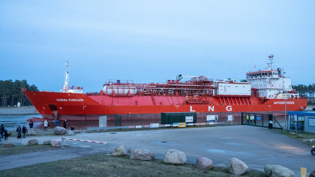 Der LNG-Shuttle-Tanker «Coral Furcata» läuft den Industriehafen Lubmin an.