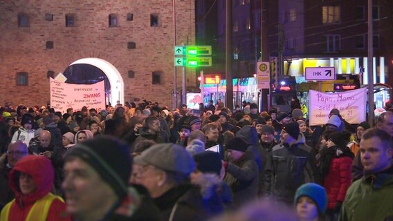 Etwa 1.700 Menschen haben in Rostock gegen die Corona-Maßnahmen demonstriert.  