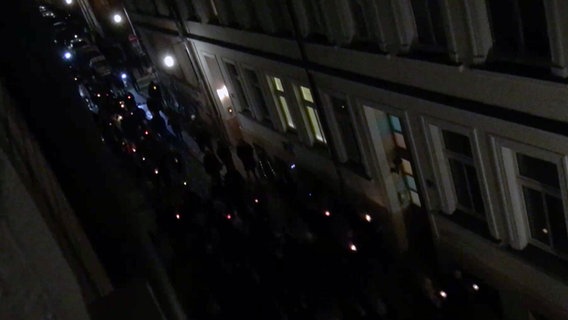 Demonstranten zogen vor das Haus von Ministerpräsidentin Schwesig  