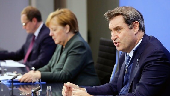 Berlin: Federal Chancellor Angela Merkel (CDU), Berlin's Governing Mayor Michael Müller (l, SPD) and CSU Chairman Markus Söder give a press conference in the Federal Chancellery on the results of the federal-state consultations.  © dpa-Bildfunk Photo: Hannibal Hanschke / Reuters / Pool / dpa