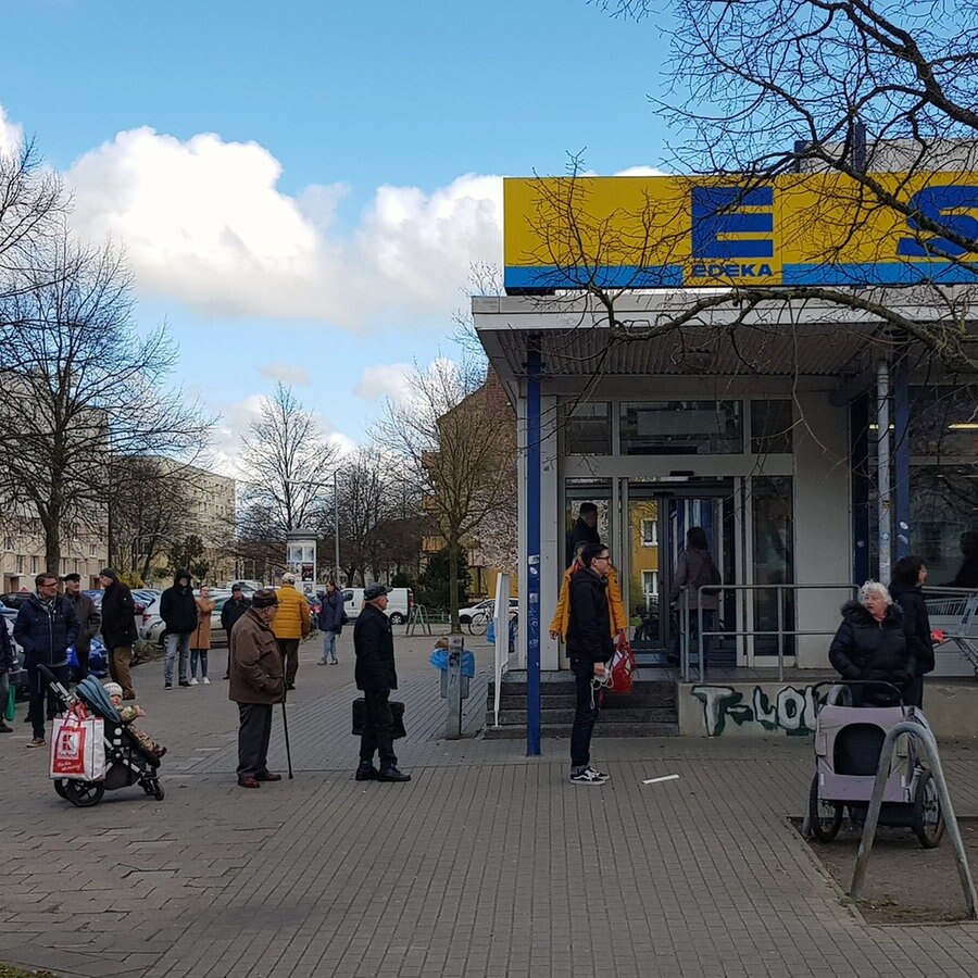 Einkaufen In Corona Zeiten Kundenzahl Begrenzt Ndr De Nachrichten Mecklenburg Vorpommern