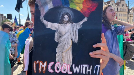 Ein Plakat mit einem Bild von Jesus und dem Text "I'm cool with it" © NDR 