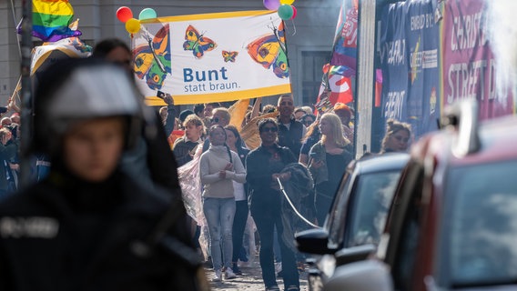 Wismar: Polizisten begleiten die Teilnehmer beim Christopher Street Day (CSD) © -/dpa +++ dpa-Bildfunk +++ Foto: -/dpa +++ dpa-Bildfunk +++