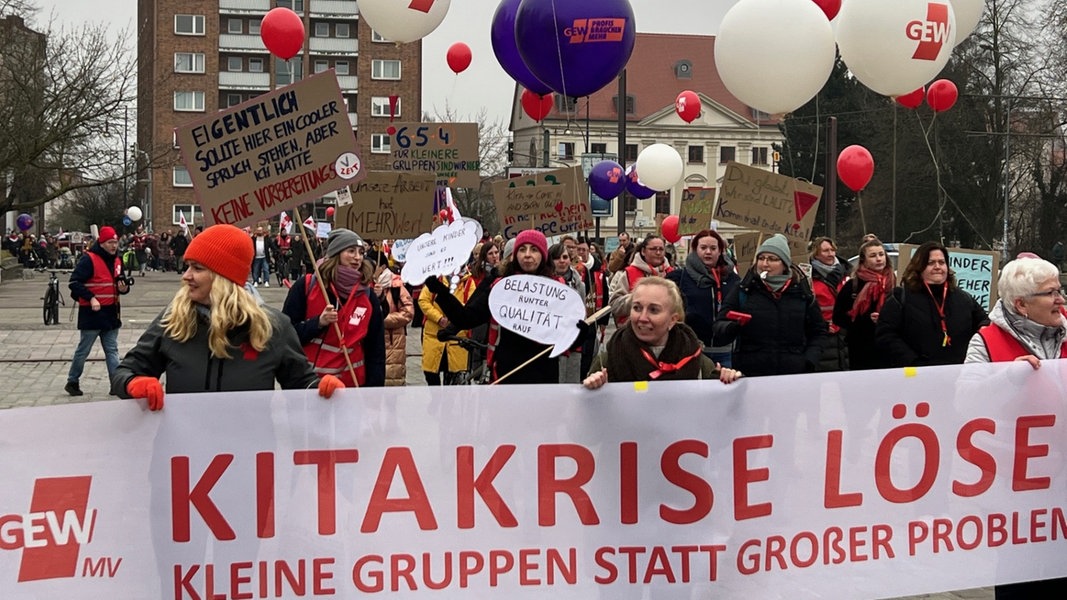 Eltern und Kinder standen vor verschlossenen Türen: Landesweiter Warnstreik in Kitas in MV