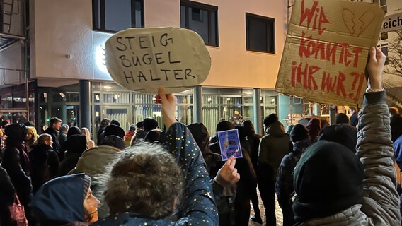 Menschen demonstrieren vor der CDU-Kreiszentrale in Rostock gegen eine Entscheidung des Bundestags © JJ Gericke Foto: JJ Gericke