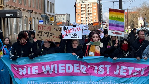 In Rostock gingen laut Polizei mehrere Tausend Menschen gegen Rechtsextremismus auf die Straße. © Jürn-Jakob Gericke Foto: Jürn-Jakob Gericke