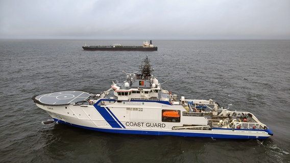 Das Schiff "Turva" (vorne) des finnischen Grenzschutzes und der der russischen Schattenflotte zugerechnete Öltanker "Eagle S" auf der Ostsee nahe Porkkalanniemi (Finnland) am 26. Dezember 2024. © Finnish Border Guard LEHTIKUVA / HANDOUT / RAJAVARTIOSTO // FINNISH BORDER GUARD Foto: Finnish Border Guard LEHTIKUVA / HANDOUT / RAJAVARTIOSTO // FINNISH BORDER GUARD