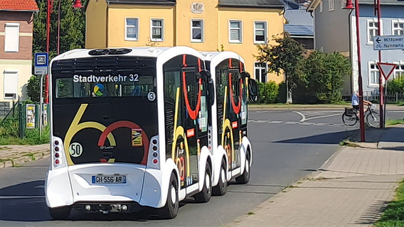 Ein voll elektrisches CRISTAL-Shuttle der Firma LOHR Energie. Test durch Verkehrsgesellschaft Vorpommern-Rügen im August 2024 im Stadtverkehr in Bergen. Der Bus selbst bietet 14 Personen Platz, mit einem Anhänger können 28 befördert werden, zwei Anhänger sind möglich. Die Höchstgeschwindigkeit beträgt 50 km/h, die Reichweite wird mit 120 bis 170 km angegeben. © VVR Foto: VVR